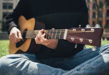 Как играть основные песни на гитаре