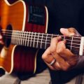 Почему стоит научиться играть на гитаре и как выучить аккорды к песням