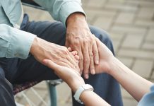 Помощь пожилым людям: какие есть способы помощи немощным пожилым людям