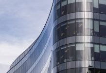 Где применяется гнутое стекло?