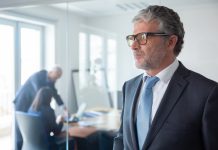 Эффективность работы руководителя: методы и практические рекомендации https://ru.freepik.com/free-photo/pensive-mature-businessman-in-formal-suit-and-glasses-standing-by-office-glass-wall-looking-away-copy-space-business-portrait-concept_12615921.htm#fromView=search&page=1&position=11&uuid=6eca7f5c-04a6-4c16-8020-24d2fb75e435